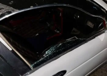 Atacan a pedradas a familia que viajaba en auto