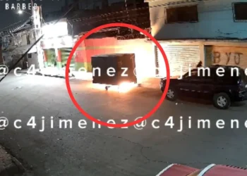 Mujer incendia la barbería de su ex