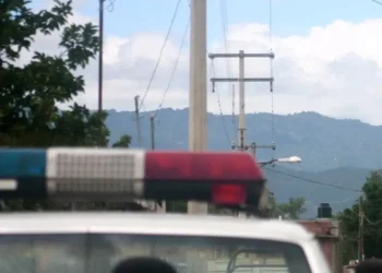 Mujer estrella su vehículo contra la casa de su ex