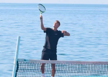 Presentan exhibición de Mextenis en cancha flotante en Acapulco