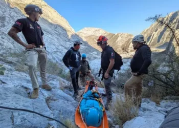 Rescatan a senderista que cayó en La Cueva de la Virgen en NL