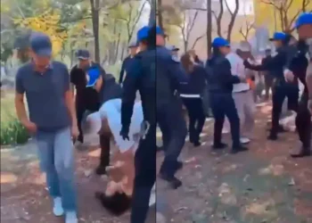 Golpean a integrante LGBTQ frente a policías