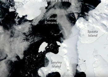 Iceberg se desprende en la Antártida