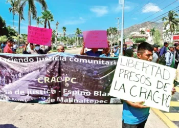 Policías bloquean carretera en Acapulco