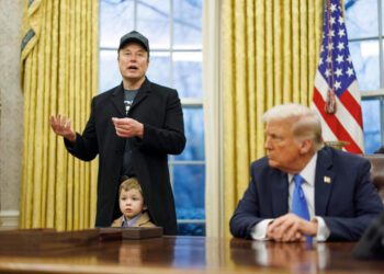 Donald Trump y Elon Musk firman decreto para despidos masivos en EU