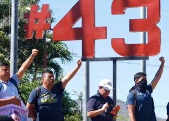 Normalistas de Ayotzinapa realizan mitin por compañero caído y piden justicia