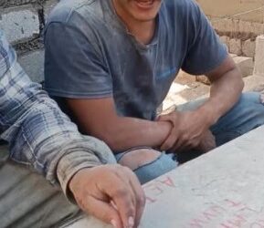 Albañil enseña el abecedario a su compañero