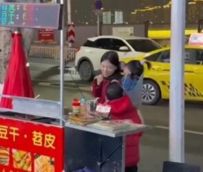 Madre en China se viraliza por puesto callejero