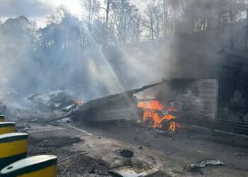 Salió a trabajar, estuvo en una explosión de pipa y está grave