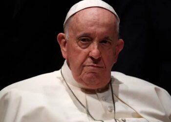 El Vaticano reporta al Papa Francisco en estado “crítico pero estable”