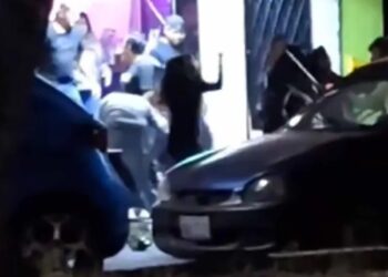 Pelea con tubos y golpes en puesto de micheladas en Puebla