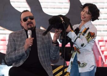 Pepe Aguilar, emocionado, celebra su debut como abuelo