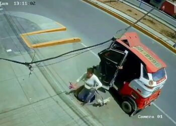 Mujer cae en pozo y vecinos la rescatan, todo en video