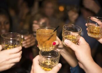 Canadienses vetan viajes y alcohol de EU tras aranceles