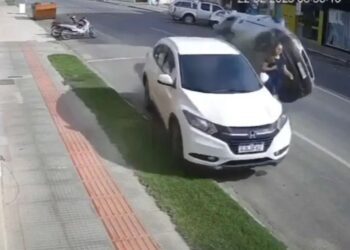 Mujer esquiva atropello en un accidente vial; queda en video