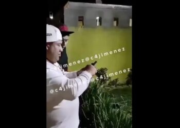 Ebrio prueba un arma, cree que falla y se dispara