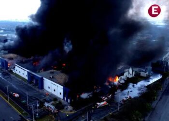 ¡Gran incendio en Nuevo León! Se quema una fábrica en Apodaca