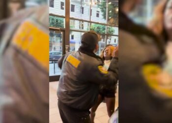 Guardia golpea a mujer tras discusión en popular cadena de taquerías en EU