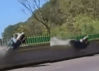 Biker choca contra la barra y sale volando en la autopista a Cuernavaca