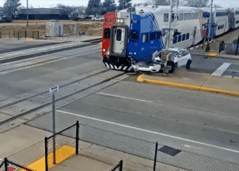Tren embiste a camioneta atorada en las vías; el conductor logró escapar