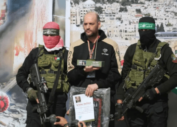 Liberan a tres rehenes israelíes y 369 prisioneros palestinos en nuevo canje