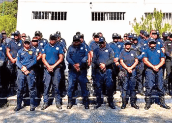 En Tonalá, Chiapas, arrestan a 98 policías sin permiso