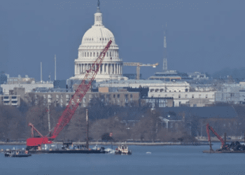 Recuperan parte de fuselaje del avión que chocó en Washington