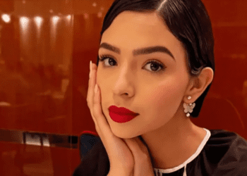 Ángela Aguilar cambia de look en concierto de Pepe Aguilar