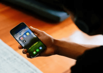 Inicia prohibición de usar teléfonos en las escuelas de Los Ángeles