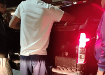 Conductor arrastra a perrito atado a su camioneta; argumenta que no lo vio