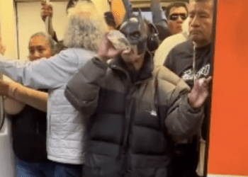 Graban a “Batman” bebiendo en el Metro CDMX