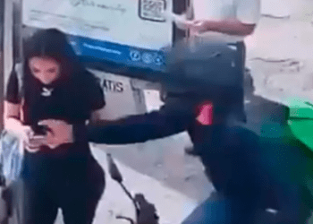 Ladrón en moto arrebata celular a joven en Guadalajara