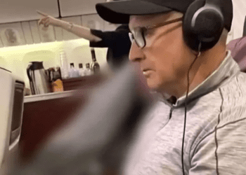 Mujer muere en un vuelo y obligan a pasajeros a viajar junto al cadáver por 15 horas