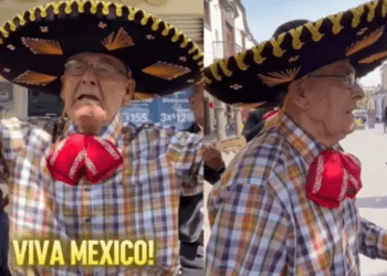 Abuelito viaja desde Chile para cumplir su sueño de cantar con mariachi