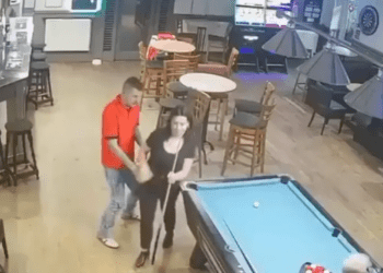 Borracho acosa a una mujer en el billar y paga las consecuencias