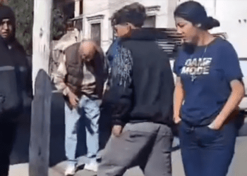 Sujeto golpea brutalmente a un abuelito por atropellar a su perro