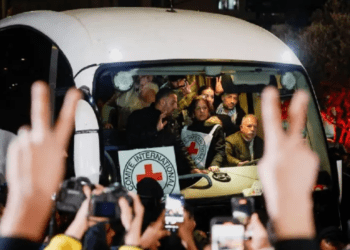 Hamás hace entrega de los cadáveres de cuatro rehenes; Israel libera a prisioneros palestinos