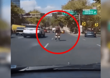 Graban a mujer patinando imprudentemente en la CDMX