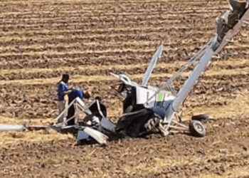 Avioneta se desploma tras enredarse con cables de luz en Mexicali