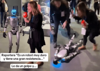 Reportera destaca resistencia de robot, pero este cae de un “empujóncito”