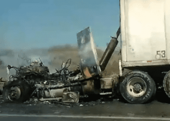Se incendia tráiler en autopista de Nuevo León