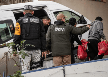 SRE niega que mexicanos deportados lleguen portando esposas