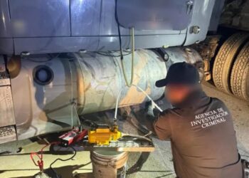 Confiscan 750 litros de metanfetamina en Durango, ocultos en un tráiler