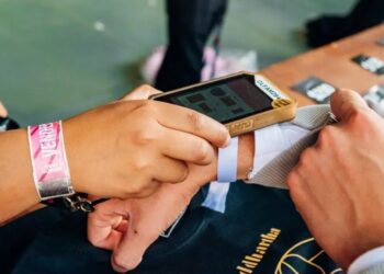Profeco elimina comisiones en pulseras cashless de festivales
