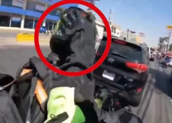 Un motociclista zapea otro por conducir de forma imprudente