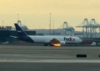 Avión de FedEx aterriza de emergencia