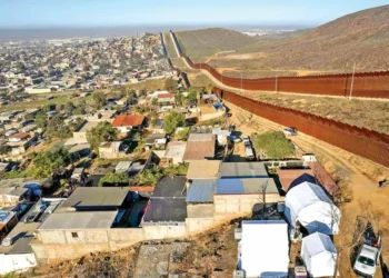 Trump envía más militares a la frontera; detenciones de migrantes caen un 95%