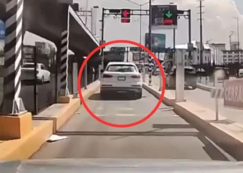 Conductor evade pago y sube al Segundo Piso de Periférico