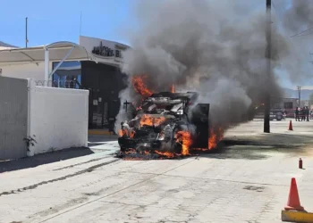 Camioneta de valores se quema con dos MDP