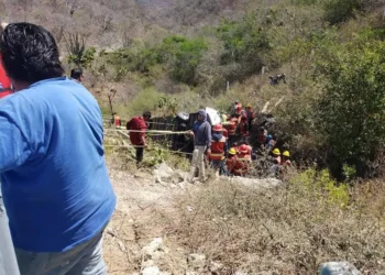 Volcadura de autobús en Oaxaca, deja 11 muertos